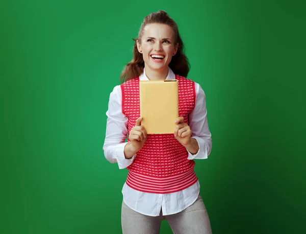 Χαμογελώντας μοντέρνα φοιτητική γυναίκα με κίτρινο βιβλίο ψάχνει στην άκρη — Φωτογραφία Αρχείου