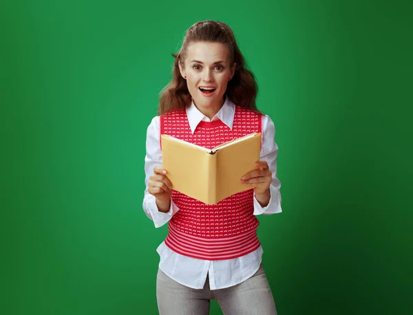 Überraschte moderne Studentin mit aufgeschlagenem gelben Buch — Stockfoto