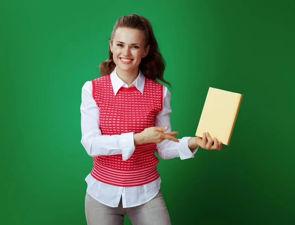 Student som pekar på gula boken isolerad på svarta tavlan grön — Stockfoto