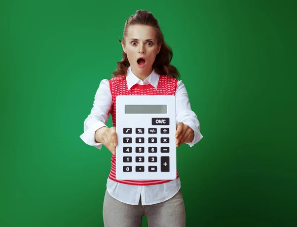 Geschokt fit student weergegeven: grote witte rekenmachine — Stockfoto