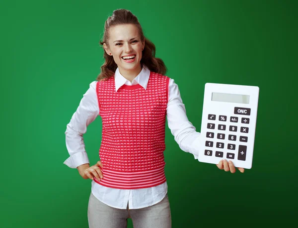 Sorridente donna studente sano mostrando grande calcolatrice bianca — Foto Stock