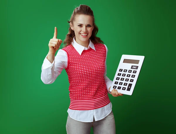 Student met grote witte calculator vestigt de aandacht op iets — Stockfoto