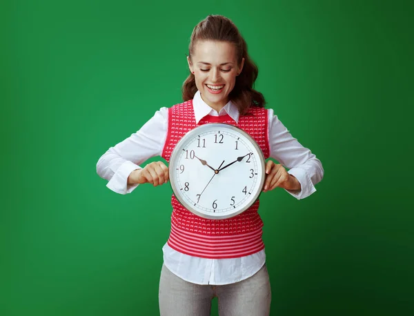 Estudante moderno feliz olhando para relógio redondo branco — Fotografia de Stock