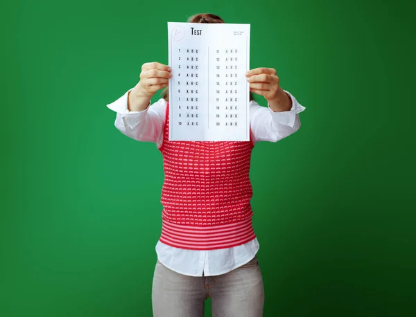 Moderner Student mit einem + Prüfungsergebnis vor dem Gesicht — Stockfoto