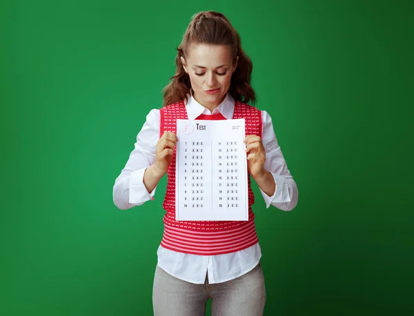 Infeliz en forma aprendiz mujer celebración F examen resultado — Foto de Stock