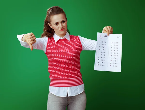 Infeliz aprendiz mujer mostrando F examen resultado y pulgares hacia abajo — Foto de Stock