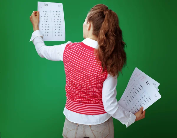 Studerande kvinna visar ett + tenta resultatet i ena handen och flera F e — Stockfoto