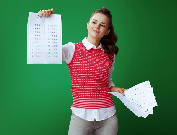 Student, ukazuje výsledek zkoušky A + v jedné ruce a několik zkouška F re — Stock fotografie
