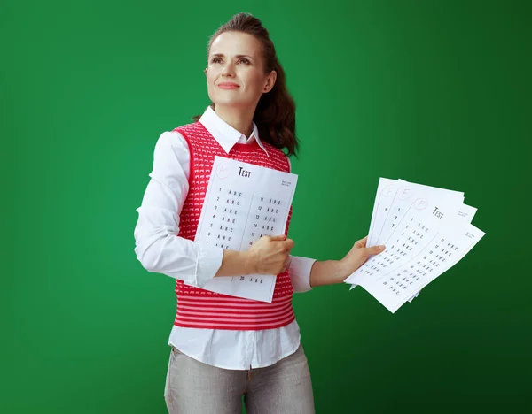 Discente donna che mostra il risultato del test A + in una mano e diversi F e — Foto Stock