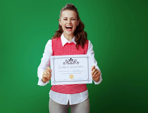 Sorridente giovane studentessa che mostra certificato di laurea — Foto Stock