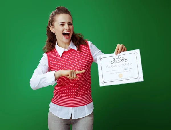 Sorridente studente moderno che punta al certificato di laurea — Foto Stock