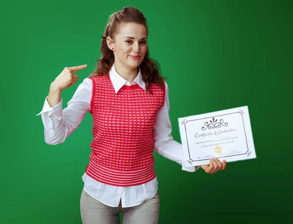 Leerling vrouw met certificaat van afstuderen wijzend op zichzelf — Stockfoto