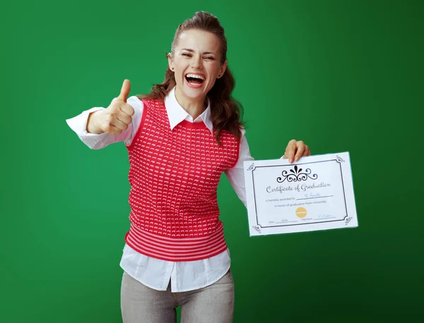 Student vrouw met certificaat van afstuderen duimen opdagen — Stockfoto