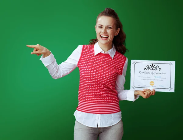 Student med certifikat av examen pekar på något — Stockfoto