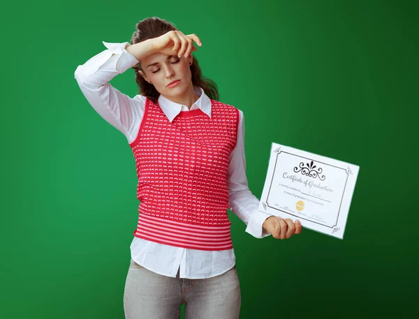 Moe jonge student vrouw met certificaat van afstuderen — Stockfoto