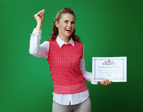 Mujer estudiante con certificado de graduación con clicki dedos — Foto de Stock