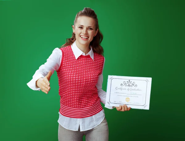 Apprenante femme avec certificat de graduation donnant la main pour une h — Photo