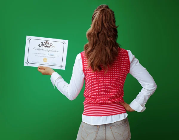 Студент с сертификатом об окончании, изолированным на зеленый цвет — стоковое фото