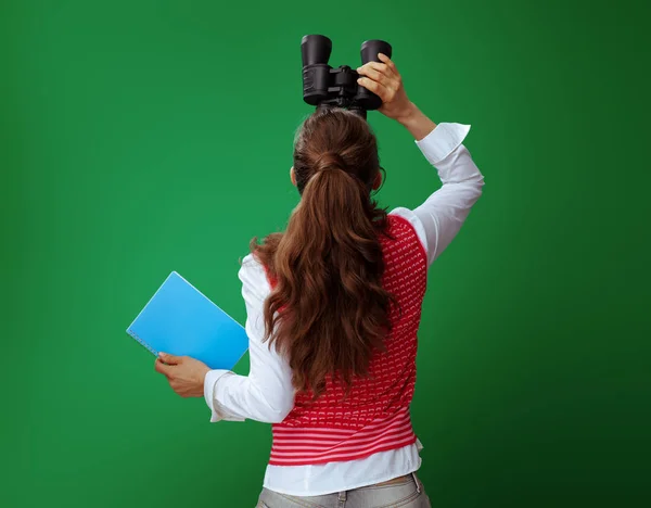 Leerling vrouw met blauwe laptop opzoeken door middel van verrekijkers — Stockfoto