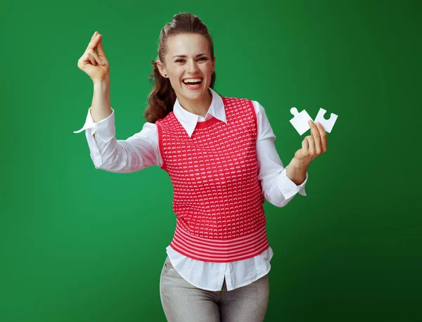 Estudante mulher com 2 peças do quebra-cabeça com os dedos clicando — Fotografia de Stock