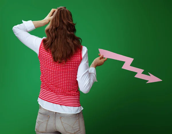 Mujer aprendiz en forma con la caída de flecha de gráficos — Foto de Stock