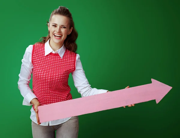 Gelukkig moderne student wijzen recht met grote roze pijl — Stockfoto