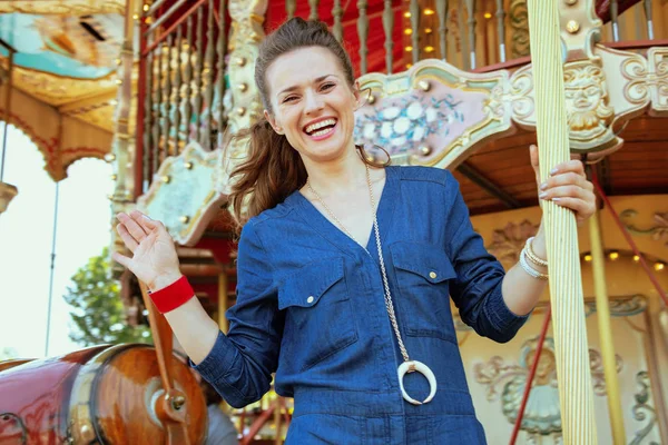 Feliz Mulher Elegante Jeans Azul Equitação Geral Carrossel Acenando — Fotografia de Stock