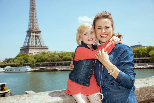 巴黎快乐的现代母亲和儿童游客的肖像 法国拥抱 — 图库照片