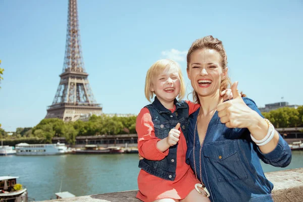 Happy Young Mother Child Travellers Parapet Embankment River Seine Overlooking — Stock Photo, Image