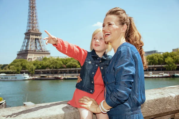 在巴黎塞纳河堤防上的护栏附近 带着微笑的时髦母女游客俯瞰着埃菲尔铁塔 在法国巴黎探索景点 — 图库照片