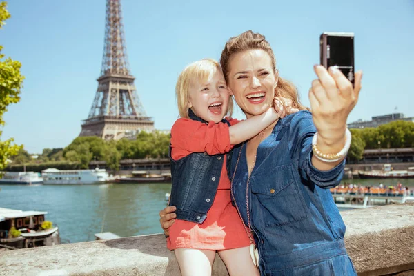 Feliz Joven Madre Hijo Turistas Tomando Selfie Con Cámara Digital —  Fotos de Stock