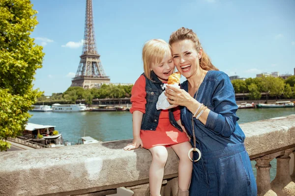 Glimlachend Moderne Moeder Kind Toeristen Parijs Eten Croissant — Stockfoto