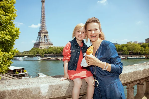 Glade Trendy Mor Datter Rejsende Med Croissant Paris Frankrig - Stock-foto