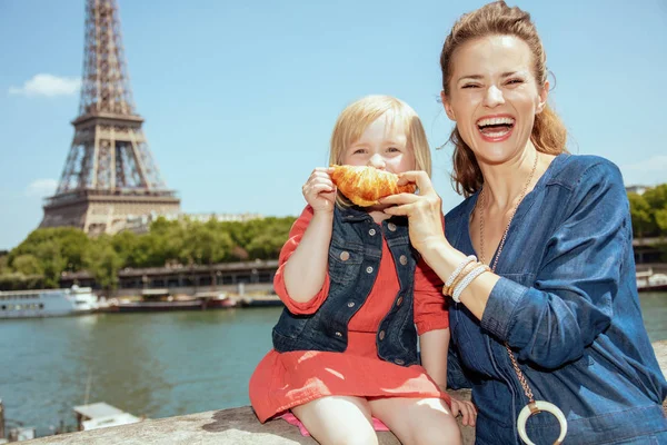 Sorridente Giovane Madre Bambino Viaggiatori Facendo Sorriso Con Croissant Non — Foto Stock