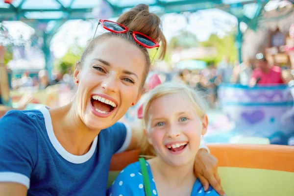 Modern Anne Çocuk Turistlerin Lunapark Cazibe Zevk Içinde Gülümseyen Portresi — Stok fotoğraf
