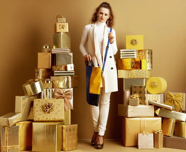 Trendy shopper woman with modern bag — Stock Photo, Image