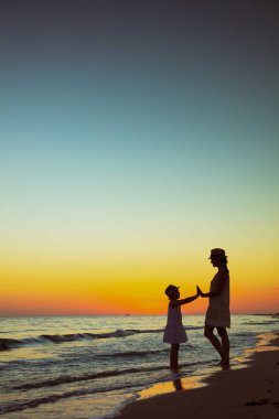 etkin anne ve kızı turistler eğleniyor zaman