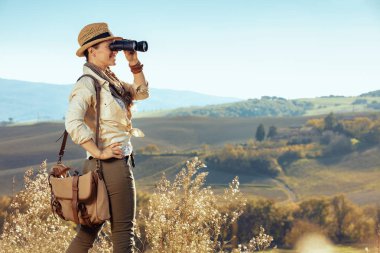 Gezgin kadın mesafe içine dürbün arıyor
