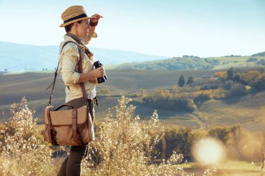 mesafe içine bakarak dürbünlü dalgın uygun kadın uzun yürüyüşe çıkan kimse