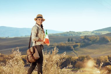 İtalyan bayrağı mesire zevk ile mutlu aktif kadın