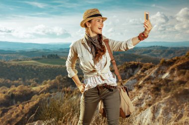 selfie telefon ile yaz Tuscany gezintiye gülümseyen kadın