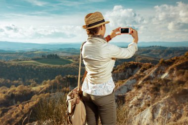 etkin yolcu kadın alarak fotoğraf ile smartphone