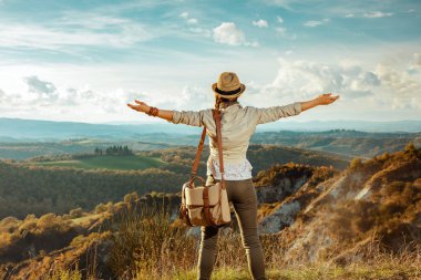 Yaz Tuscany sevinçli toplayan önünde kadın uzun yürüyüşe çıkan kimse