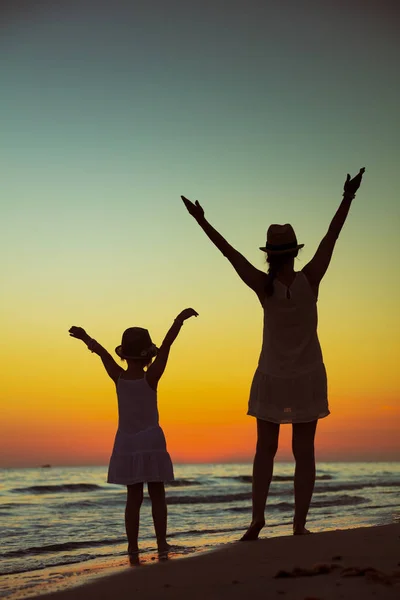 Young mother and daughter travellers rejoicing — Stock Photo, Image