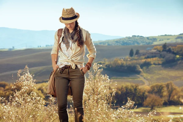 Frisk kvinna vandrare på sommaren Tuscany trekking — Stockfoto