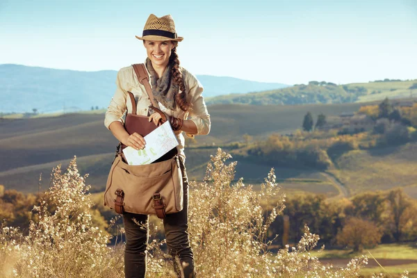 Jovem feliz na caminhada de verão da Toscana puxa mapa para fora do saco — Fotografia de Stock