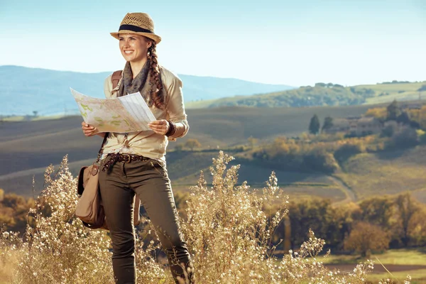 Mulher turística ativa feliz com mapa olhando para a distância — Fotografia de Stock