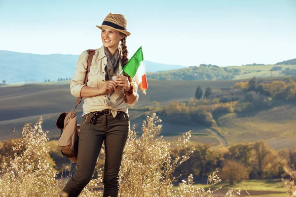 Одинокая женщина с итальянским флагом в летней поездке по Тоскане — стоковое фото