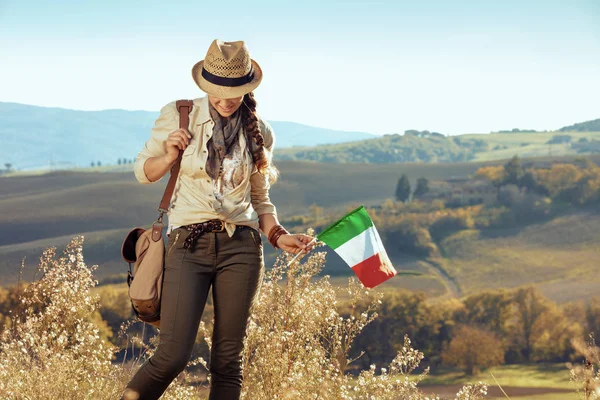 Donna turistica attiva con bandiera italiana guardando in basso — Foto Stock