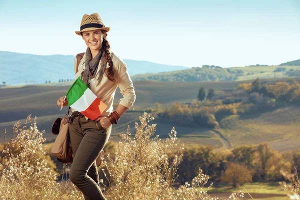 Sonriente ajuste viajero solo mujer con bandera italiana — Foto de Stock